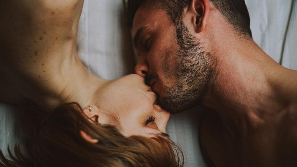 ინტიმური ურთიერთობის ჰარმონია: რატომ არის „უბრალოდ ჩახუტება“ სექსზე მნიშვნელოვანი?