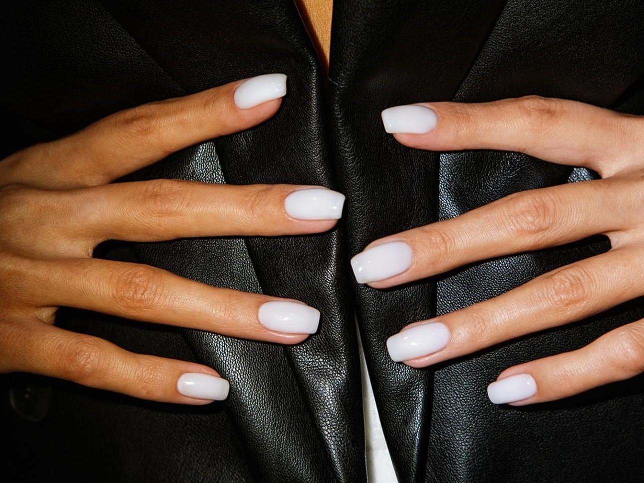 მანიკურის ტრენდები 2025 წლის ნოემბრისთვის: ფერების და დიზაინის გავლენა ფინანსურ ენერგიაზე