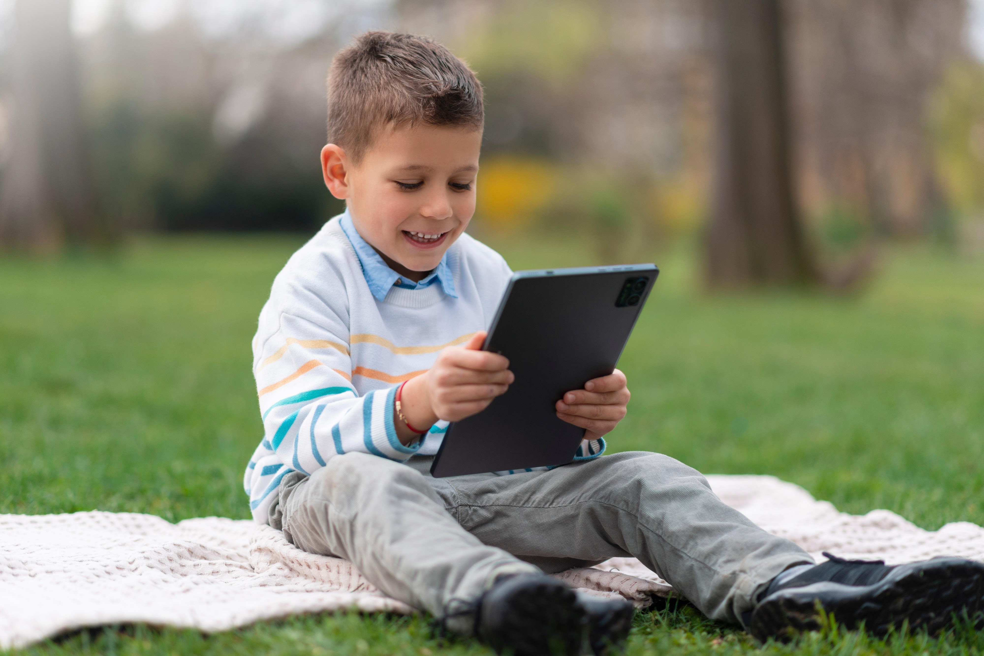  ეკრანზე მიჯაჭვული თაობა: როგორ შევცვალოთ გაჯეტები ცოცხალი ურთიერთობით