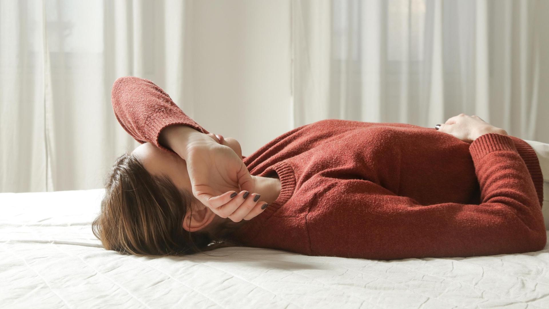 სხეულის ენა: 10 ფარული სიგნალი, რომლითაც ორგანიზმი „ყვირის“, რომ სტრესშია